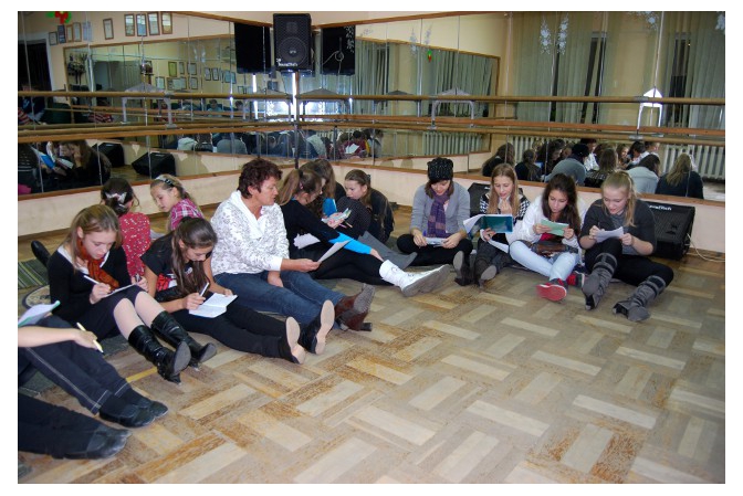 Gesangsensemble und Brigitte bei der Liederprobe