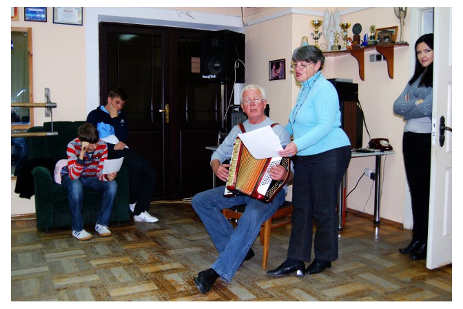 Karl und Colette bei der Begleitung und Vorgesang